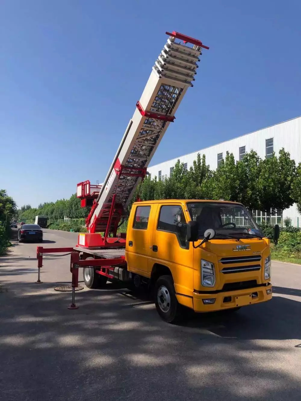 宁波海曙附近的云梯车出租服务：轻松解决高空作业需求